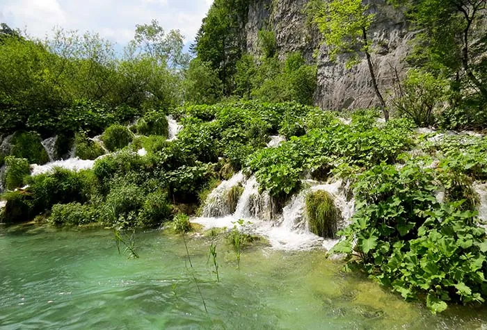 Uma das cachoeiras dos Lagos Plitvice, na Croácia A cachoeira na rota B