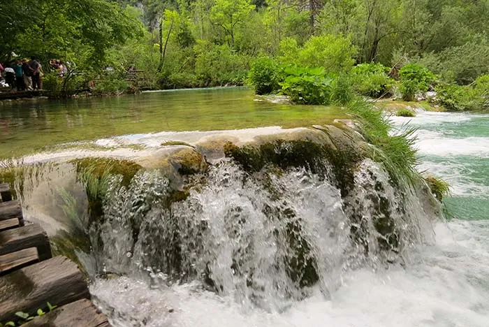 Cachoeira dos Lagos Plitvice, na Croácia A água do parque