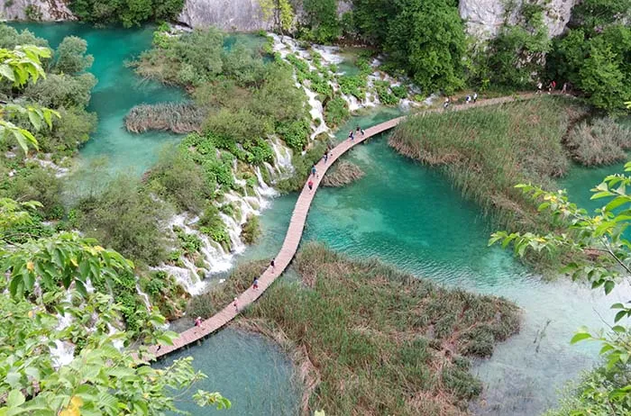 A passarela sobre o Lago Kozjak nos Lagos Plitvice, na Croácia Lago Kozjak, na Croácia