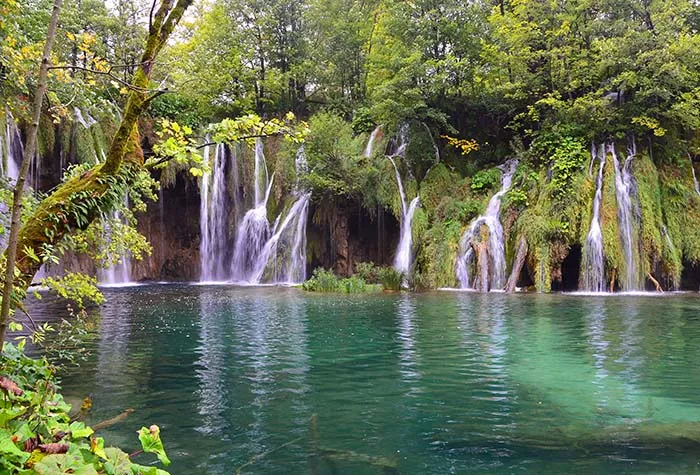 Lagos Plitvice: dicas essenciais para uma experiência inesquecível 1 Lago Plitvice, na Croácia