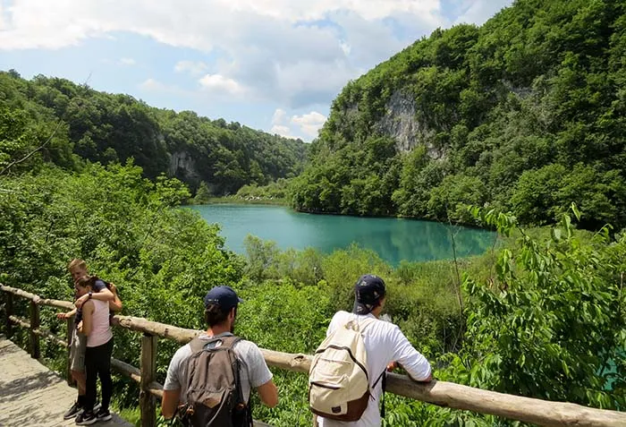 A paisagem nos Lagos Plitvice, na Croácia Lagos Plitvice, na Croácia
