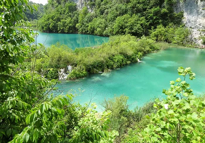 O lago Novakovic Brod, nos Lagos Plitvice, Croácia Lagos Plitvice, na Croácia