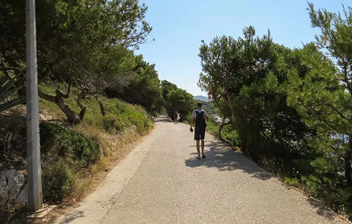 Caminho para a praia em Hvar, Croacia Pláz Pokonji dol, Hvar, Croácia