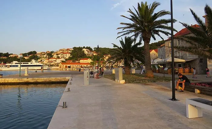 A orla de Jelsa, Croacia Jelsa, Croácia