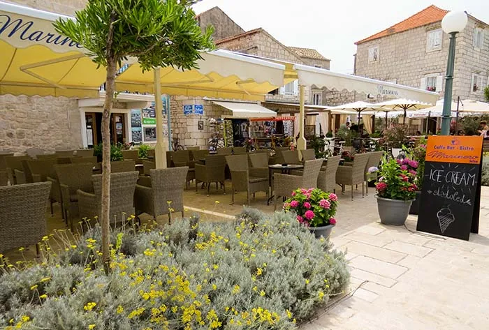 Os bares de Jelsa, Croacia Jelsa, Croácia