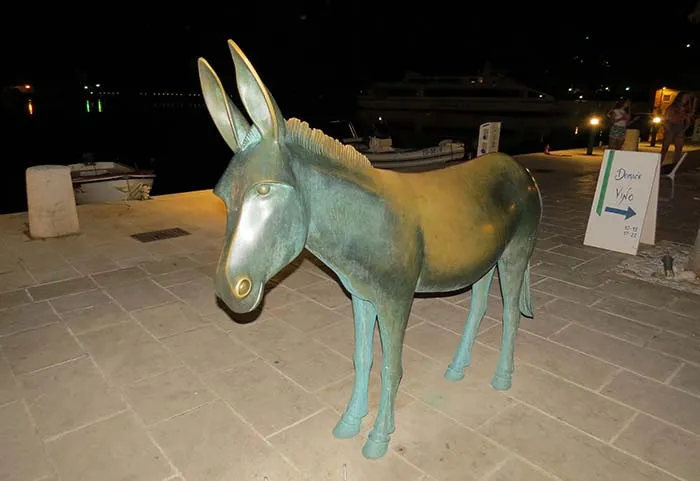 Um burrinho, símbolo de Jelsa, Croacia Jelsa, Croácia