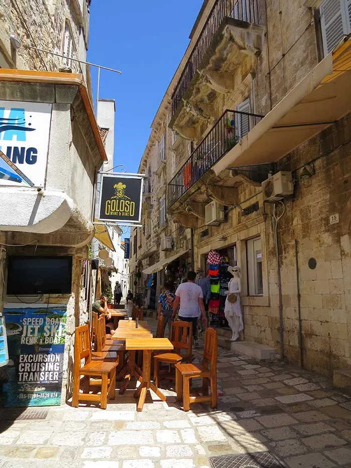 Restaurante em uma rua estrita em Hvar, Croacia Hvar, Croácia