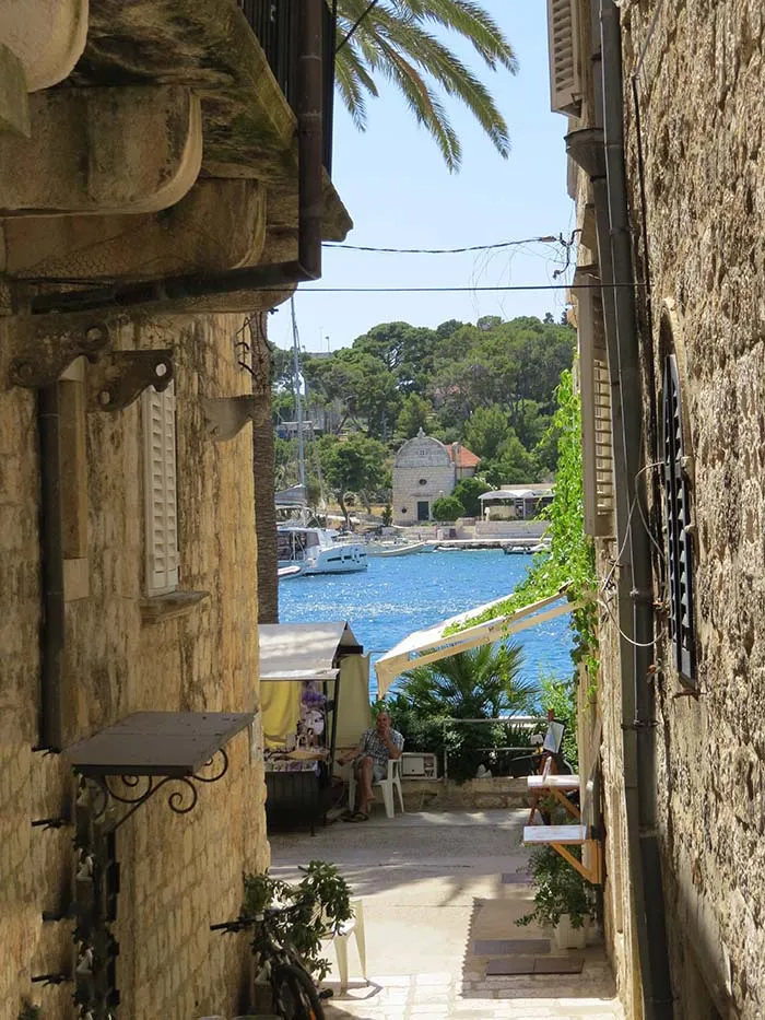 O mar Adriático e uma rua estreita de Hvar, na Croacia Hvar, Croácia