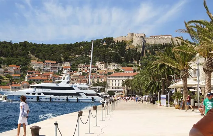 Iate ancorado no calçadão de Hvar, Croacia Hvar, Croácia