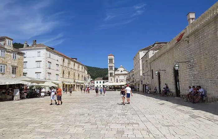 No fim de uma rua, a Catedral de Santo Estêvão, em Hvar, na Croacia Hvar, Croácia