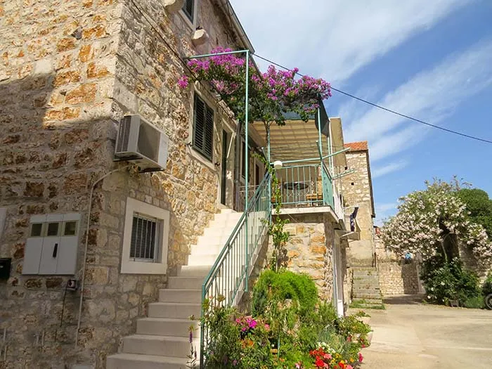 Casa de pedra e flores ao redor, em Hvar, Croacia Stari Grad, Croácia