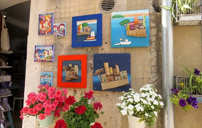 Quadros artesanais na porta de uma loja de Hvar, Croacia Stari Grad, Croácia