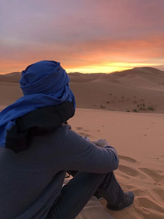 nascer do sol, no deserto do Saara, no Marrocos nascer do sol, no deserto do Saara, no Marrocos