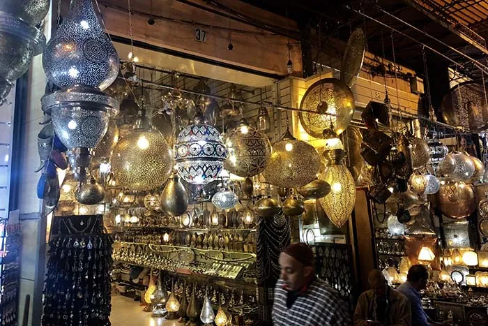 Luminárias à venda em Marrakech, Marrocos Luminárias marroquinas vendidas no souk