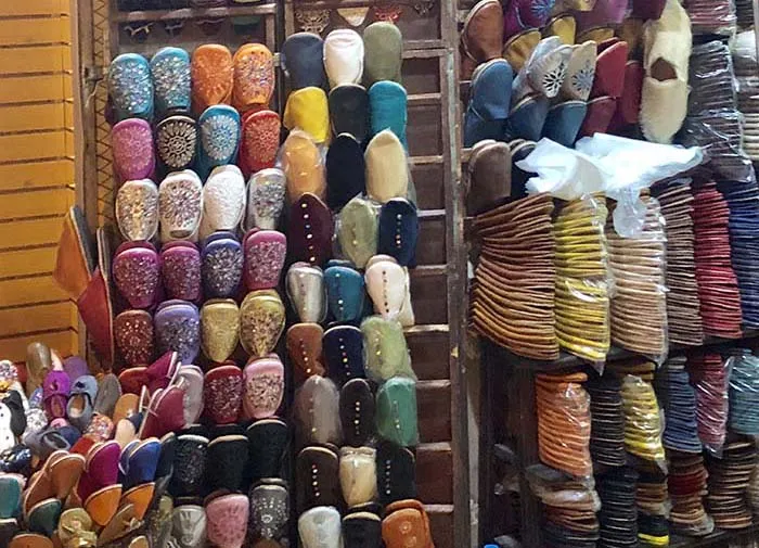 Calçado marroquino à venda em Marrakech, Marrocos calçado marroquino