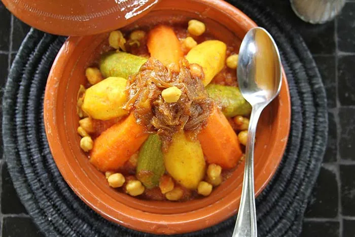 Couscous marroquino, no acampamento no Marrocos Couscous marroquino
