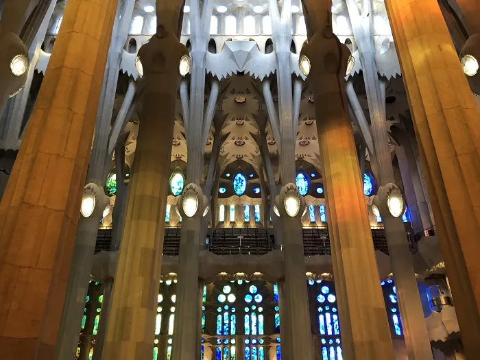 Interior da Sagrada Família, em Barcelona