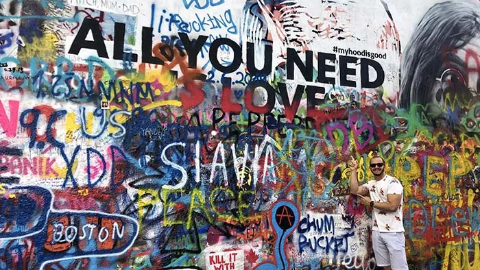 Wendell e o John Lennon Wall, em Praga, República Checa John Lennon Wall