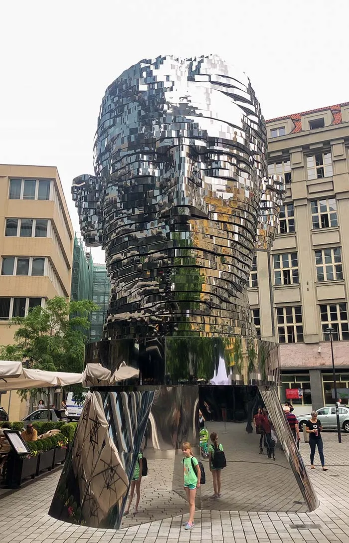 Escultura Cabeça de Franz Kafka, de David Cerny, em Praga, República Checa. Cabeça de Franz Kafka, de David Cerny.