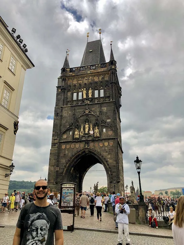 Wendell Almeida na Torre de entrada da Ponte Carlos, em Praga, República Checa Torre de entrada da Ponte Carlos