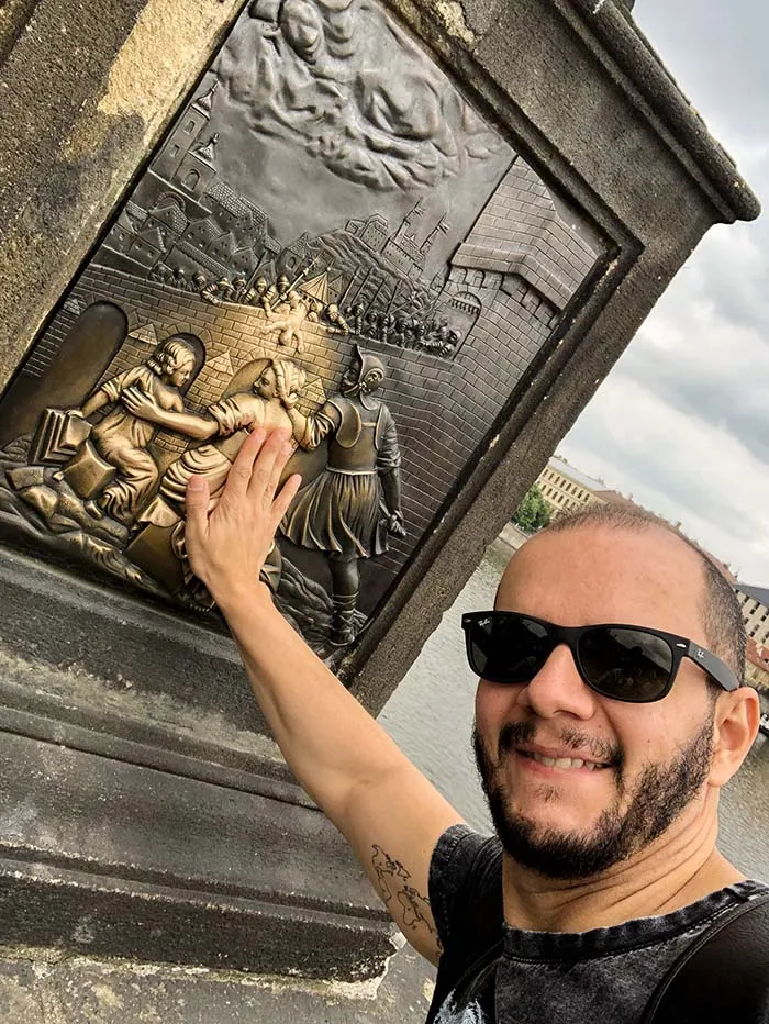 Estátua de São João Nepomuceno na Ponte Carlos, em Praga, República Checa. Estátua de São João Nepomuceno na Ponte Carlos
