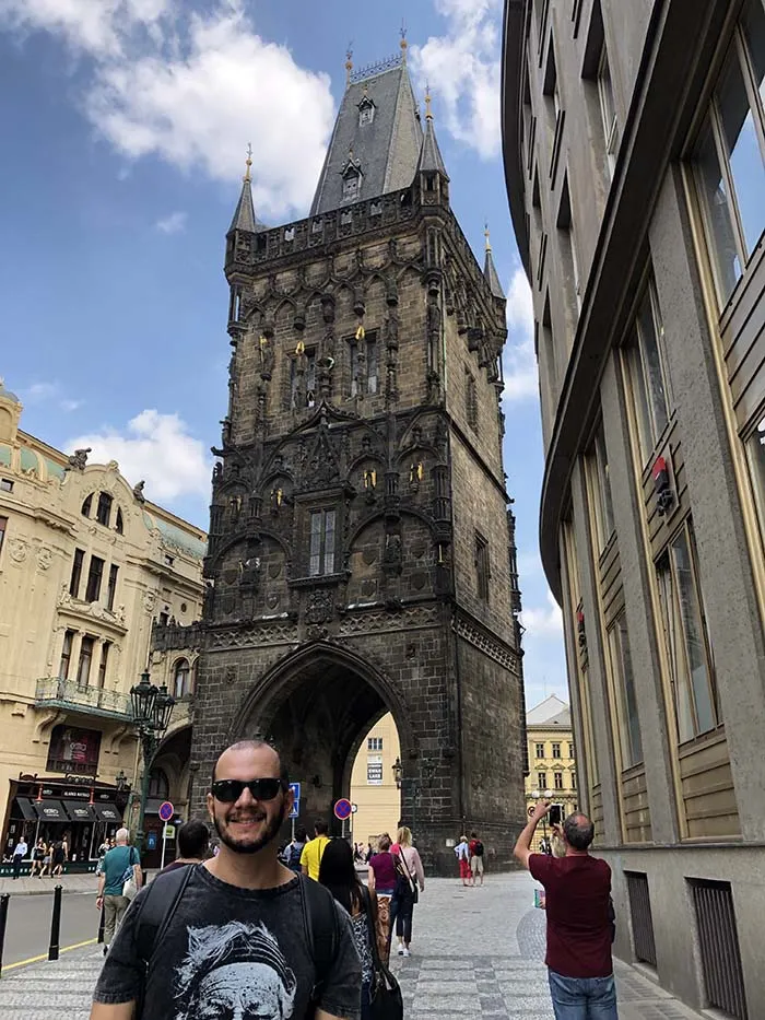 Wendell Almeida e a Torre de Pólvora, em Praga, República Checa Torre de Pólvora