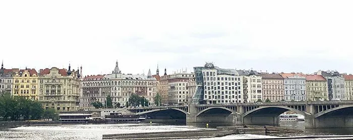 A Casa Dançante e outros prédios em Praga, República Checa Vista da Casa Dançante