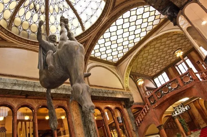 Cavalo, escultura de David Cerny, em Praga, República Checa Cavalo, escultura de David Cerny