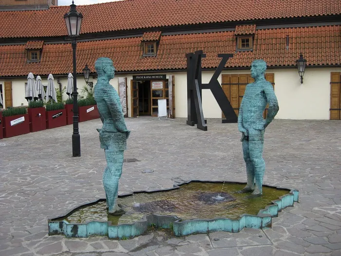 Piss, escultura de dois homens fazendo xixi, de David Cerny, em Praga, República Checa. Piss, escultura de David Cerny