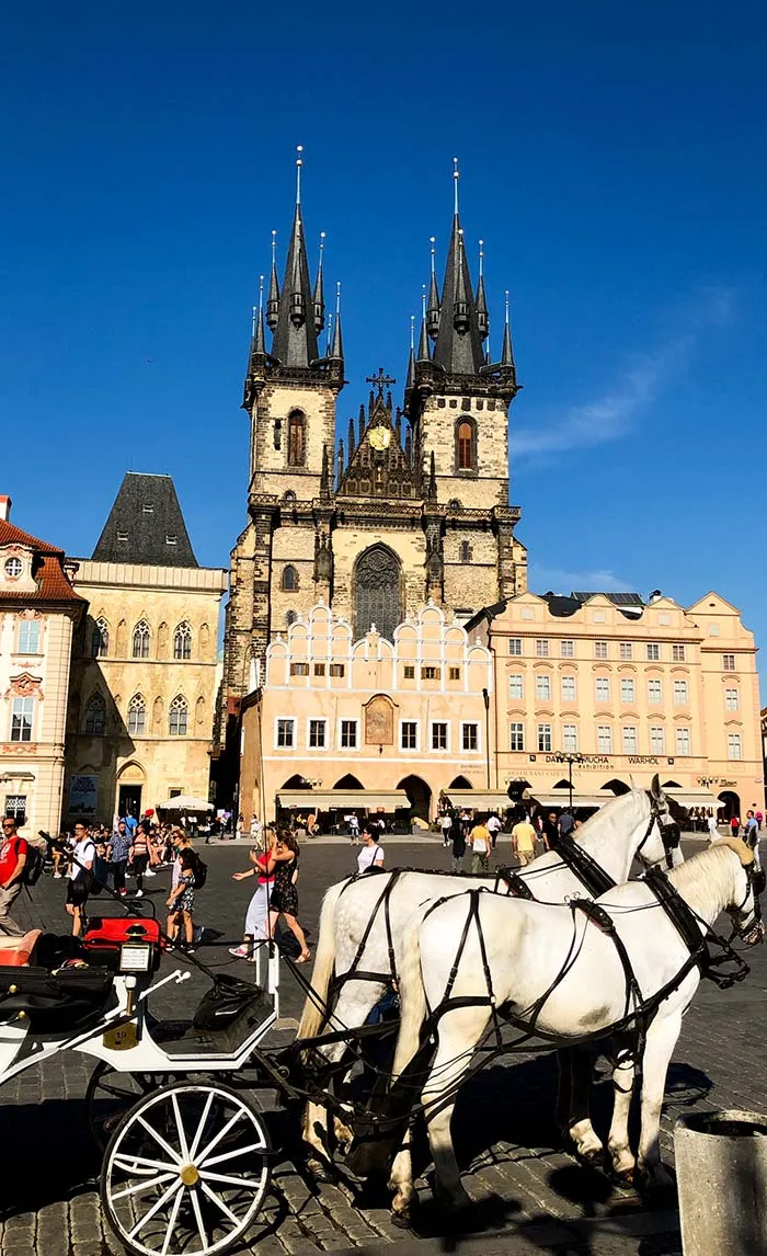 Carruagem e Catedral de Týn na Praça da Cidade Velha em Praga, República Checa Catedral de Týn na Praça da Cidade Velha em Praga
