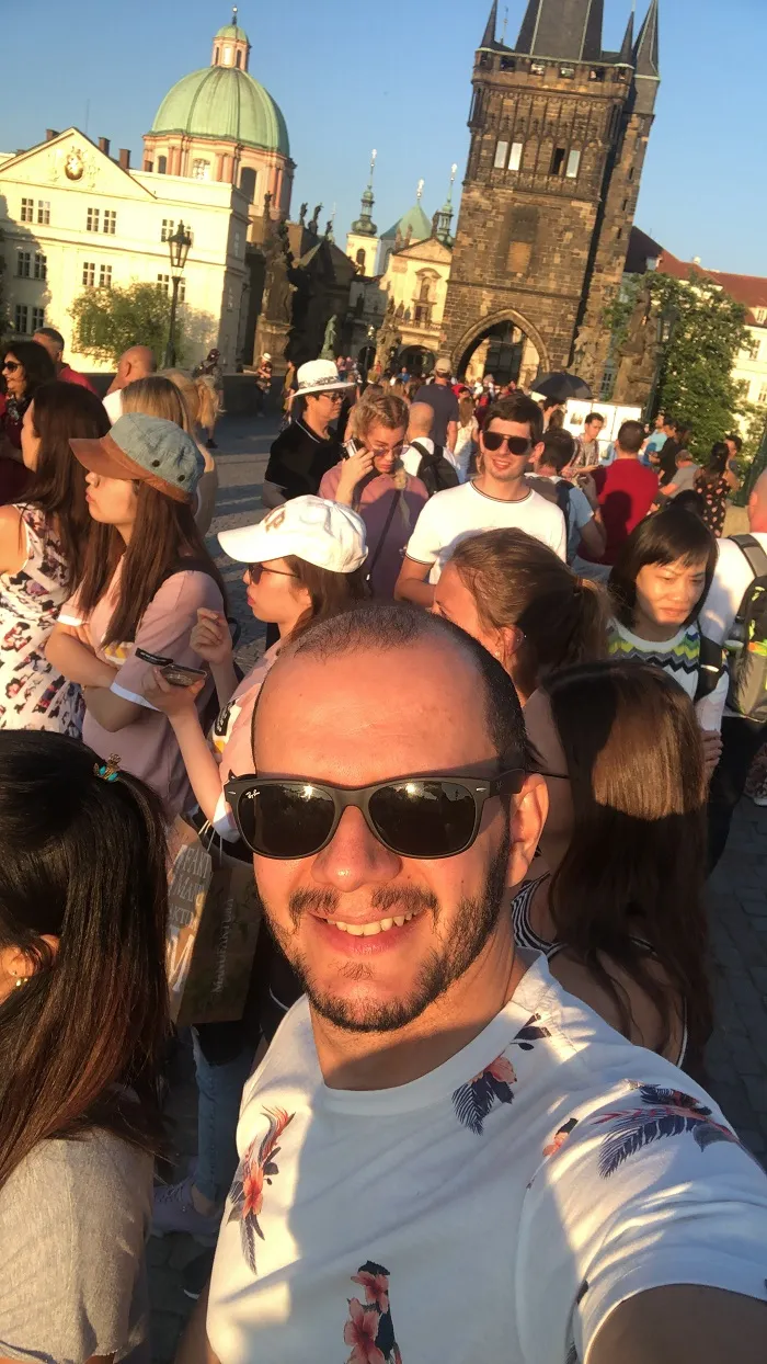 Wendell Almeida na Ponte Carlos, em Praga, República Checa Ponte Carlos, em Praga.