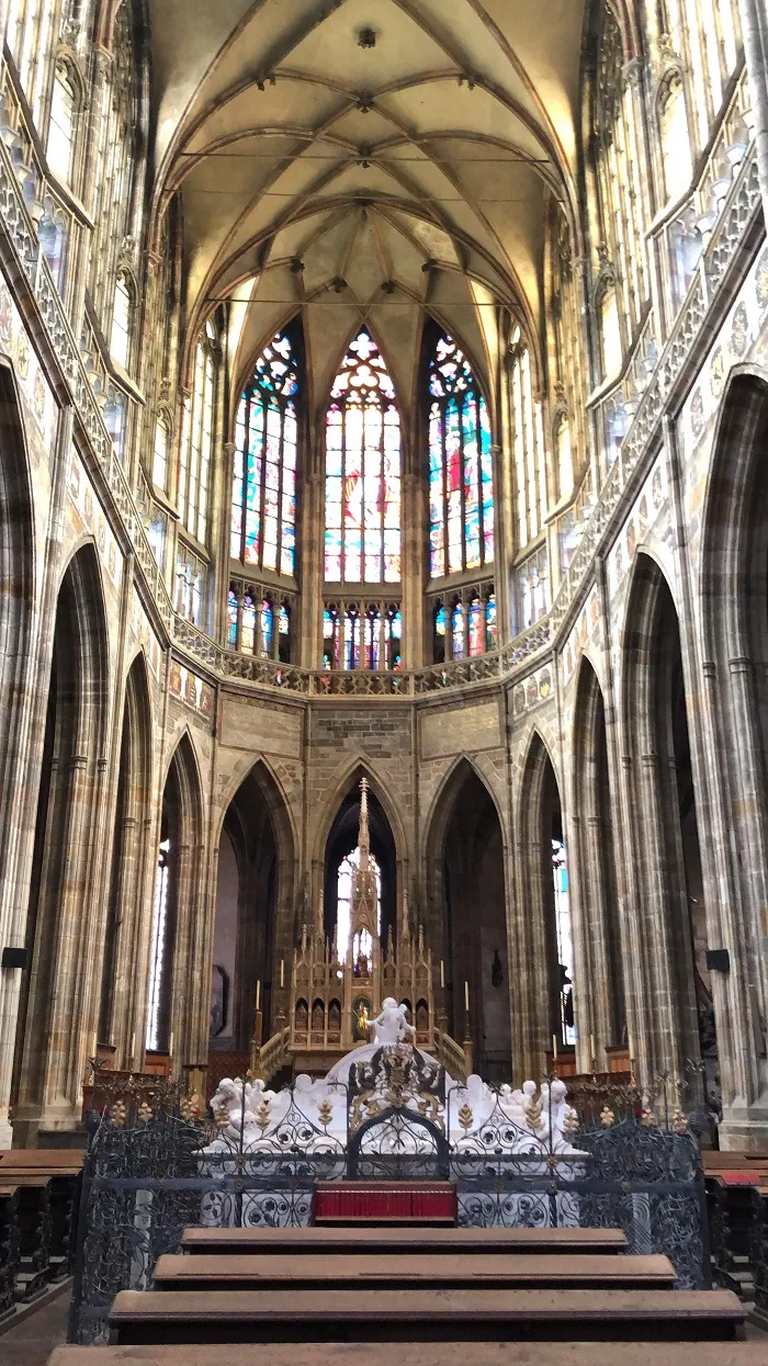 Interior da Catedral de São Vito, em Praga, República Checa Catedral de São Vito