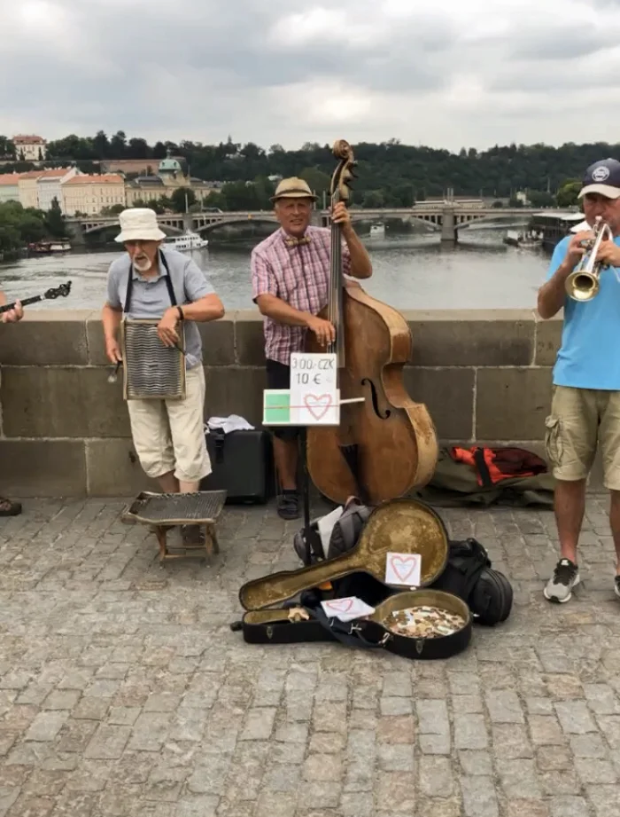 Artistas de rua e seus instrumentos na Ponte São Carlos, em Praga, República Checa Artistas de rua na Ponte São Carlos, em Praga, República Checa