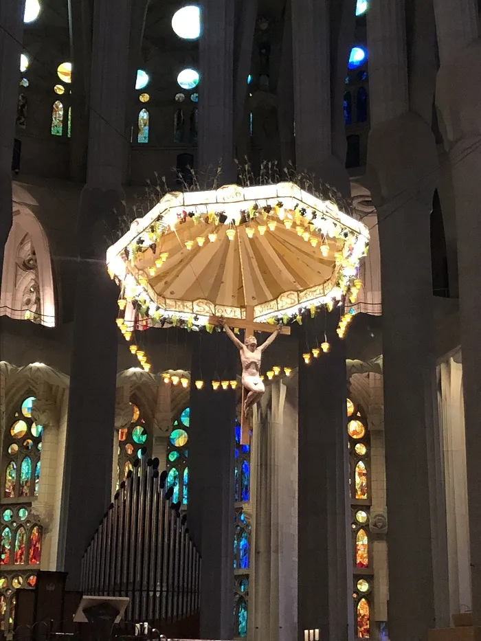 Crucifixo pendurado no altar da Sagrada Família, em Barcelona.