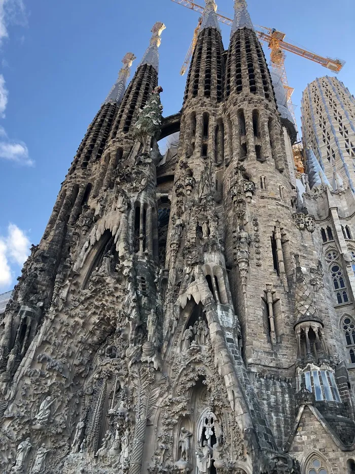 A fachada da Sagrada Família, em Barcelona.