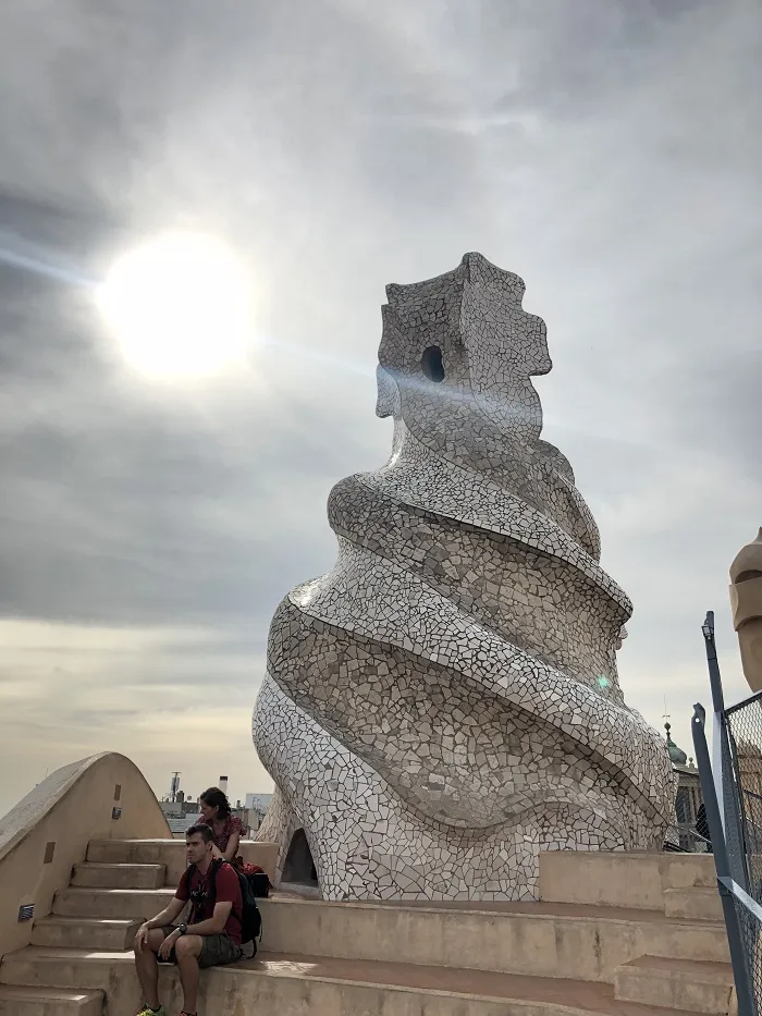 Tubo de ventilação em forma irregular, no roof top de La Pedrera.