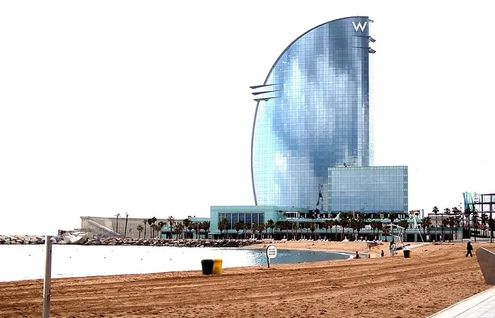 Prédio do hotel W, em Barceloneta