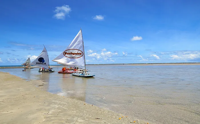 Jangadas no mar em Porto de Galinhas, em Pernambuco Pontal de Maracaípe, Pernambuco