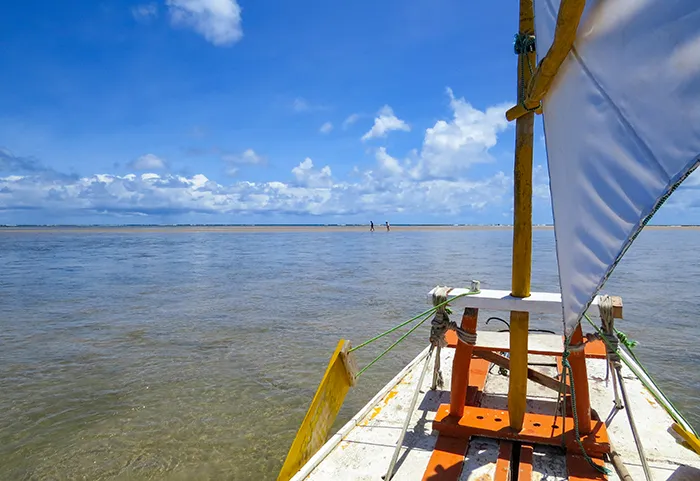 A jangada e o mar de Porto de Galinhas, em Pernambuco Praias-de-Pernambuco-Pontal-de-Maracaípe