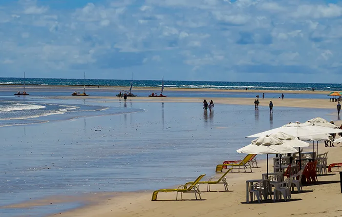 Cadeiras e guarda-sóis em Pontal de Maracaípe, em Porto de Galinhas, em Pernambuco Pernambuco - Pontal de Maracaípe, Pernambuco