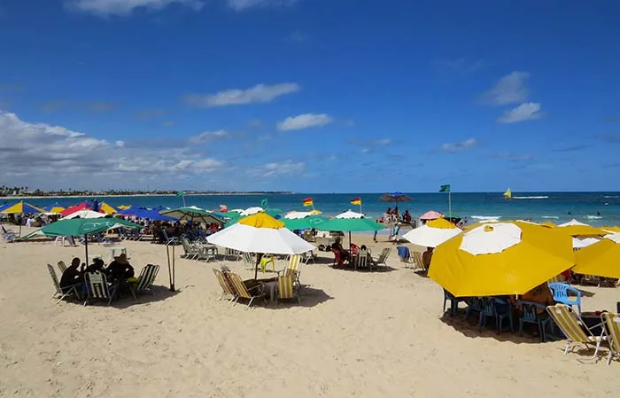 Guarda-sóis na praia de Porto de Galinhas, em Pernambuco Porto de Galinhas, Pernambuco
