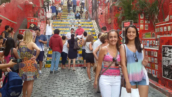 turistas descem e sobrem a Escadaria Selarón, no Rio de Janeiro, RJ Turistas sobem e descem a escadaria Selarón