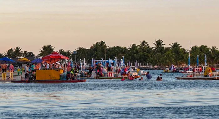 as pessoas se aglomeram para ver o pôr do sol em Porto de Galinhas, em Pernambuco Por do sol em Maracaípe, Pernambuco