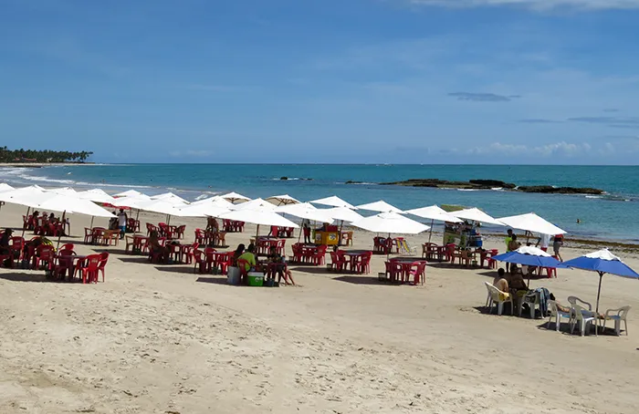 As mesas e guarda-sóis na Praia dos Carneiros, em Tamandaré, Pernambuco Praia dos Carneiros