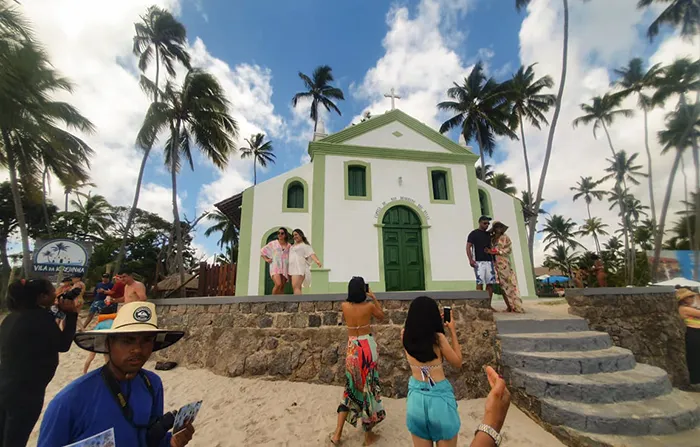 as pessoas se aproximas para fotografar a igrejinha na Praia dos Carneiros, em Tamandaré, Pernambuco Igrejinha da Praia dos Carneiros