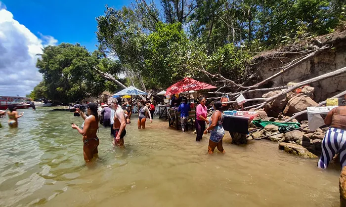 AS pessoas tomam banho de argila na Praia dos Carneiros, em Tamandaré, Pernambuco Banho de argila, na Praia de Carneiros