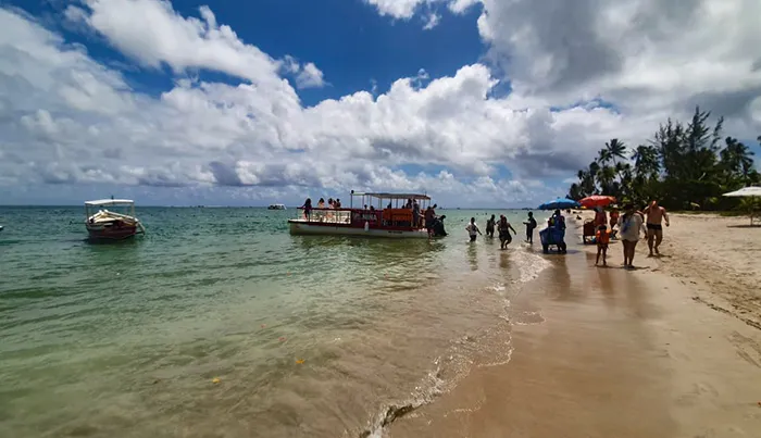 Barco e jangada na Praia dos Carneiros, em Tamandaré, Pernambuco Praia de Carneiros
