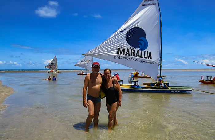 João Miguel e Sonia perto da jangada, em Porto de Galinhas, em Pernambuco Praias-de-Pernambuco-corais