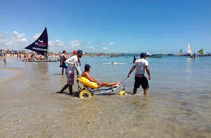 Potador de deficiência entra no mar de Porto de Galinhas, em Pernambuco Praias-de-Pernambuco-projeto-cadeira