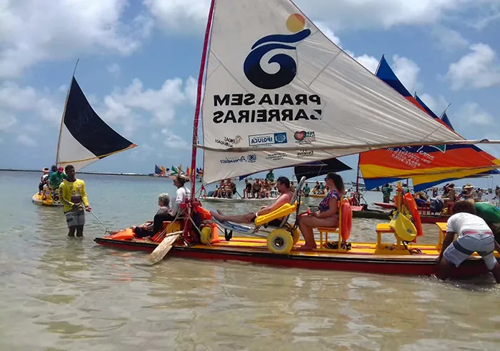 Praias de Pernambuco: explore o melhor do nordeste brasileiro 2 Passeio de jangada para visitantes com mobilidade reduzida, em Porto de Galinhas, Pernambuco